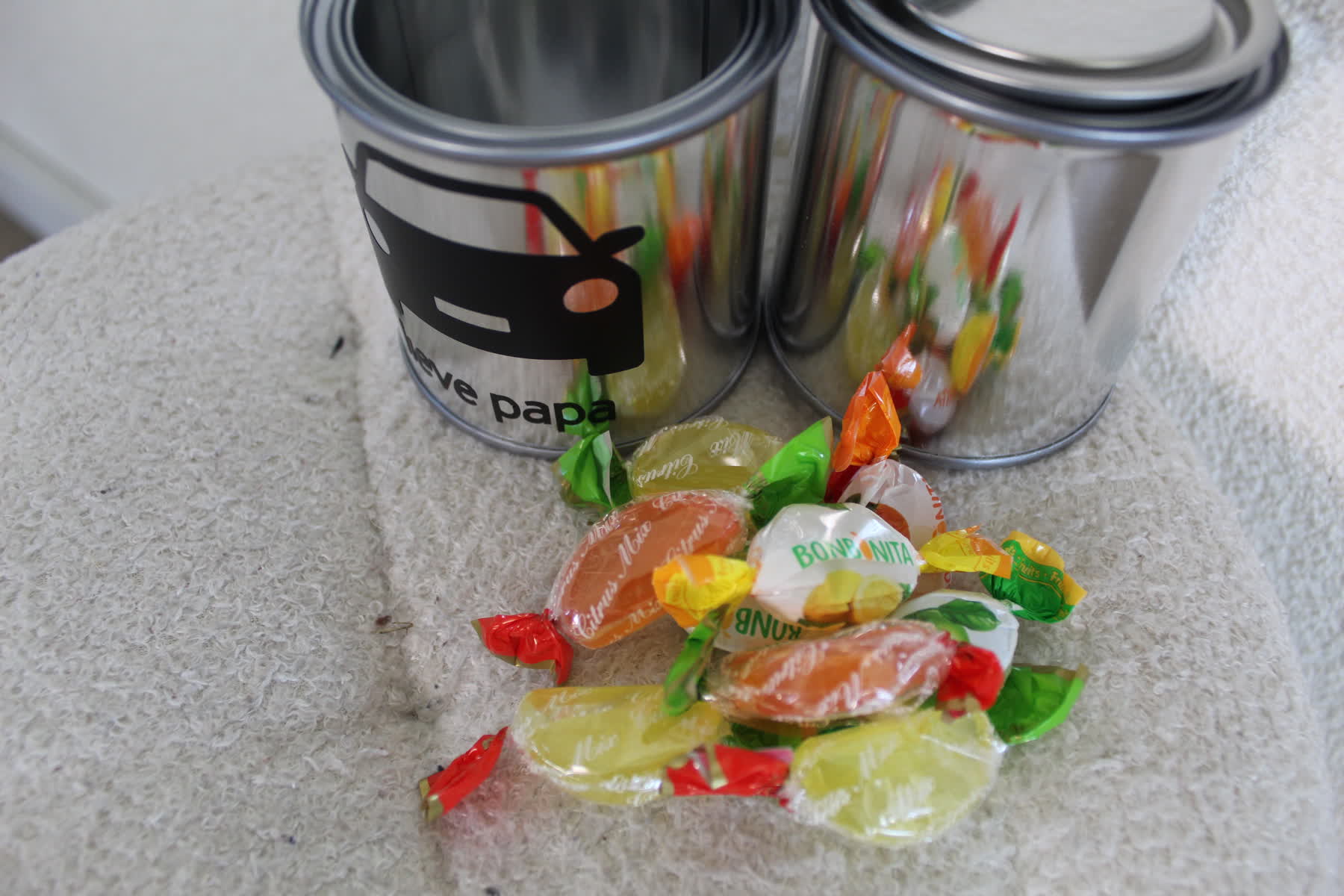 Blikjes met sticker en snoepjes 