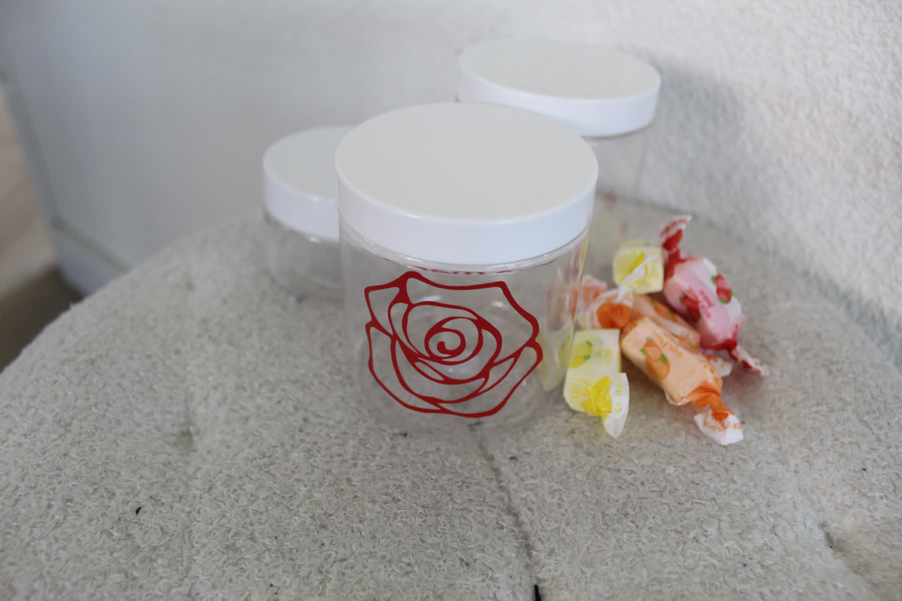 Plastic potjes met sticker en snoepjes