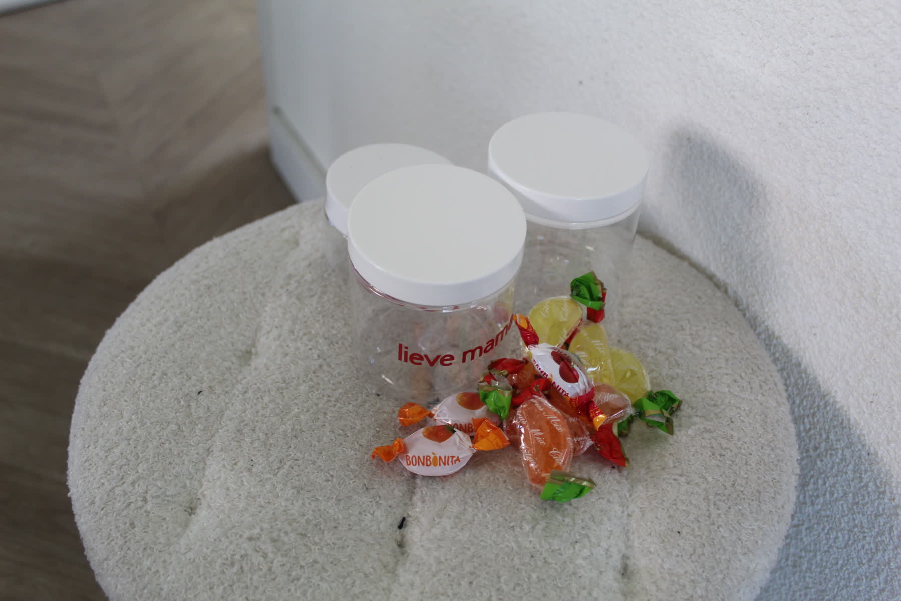Plastic potjes met sticker en snoepjes